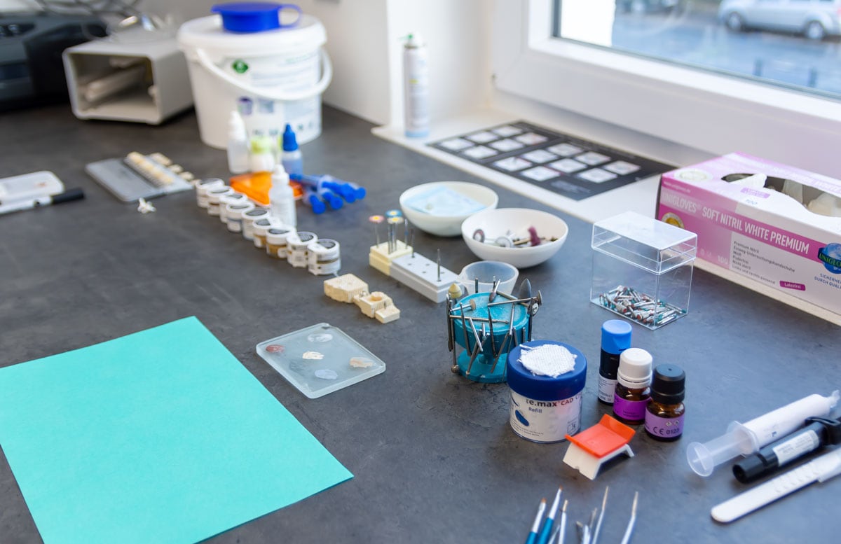 Arbeitsplatz im eigenen Dentallabor