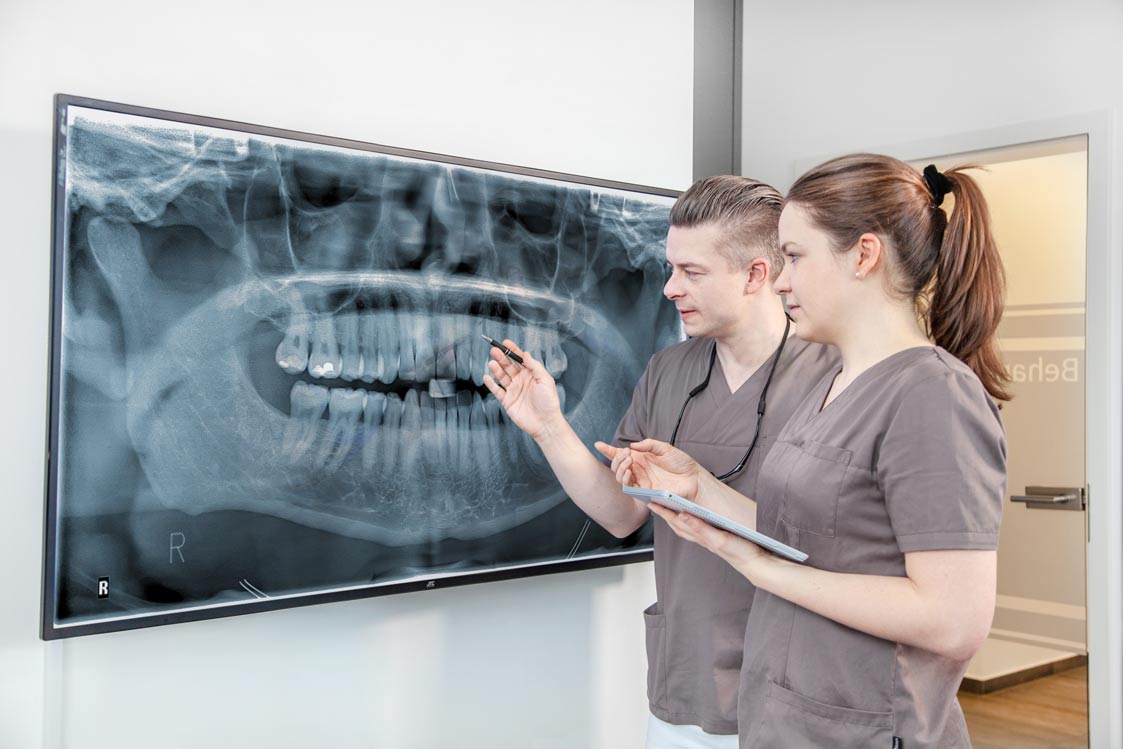 Besprechung einer Röntgenaufnahme im Behandlungsteam