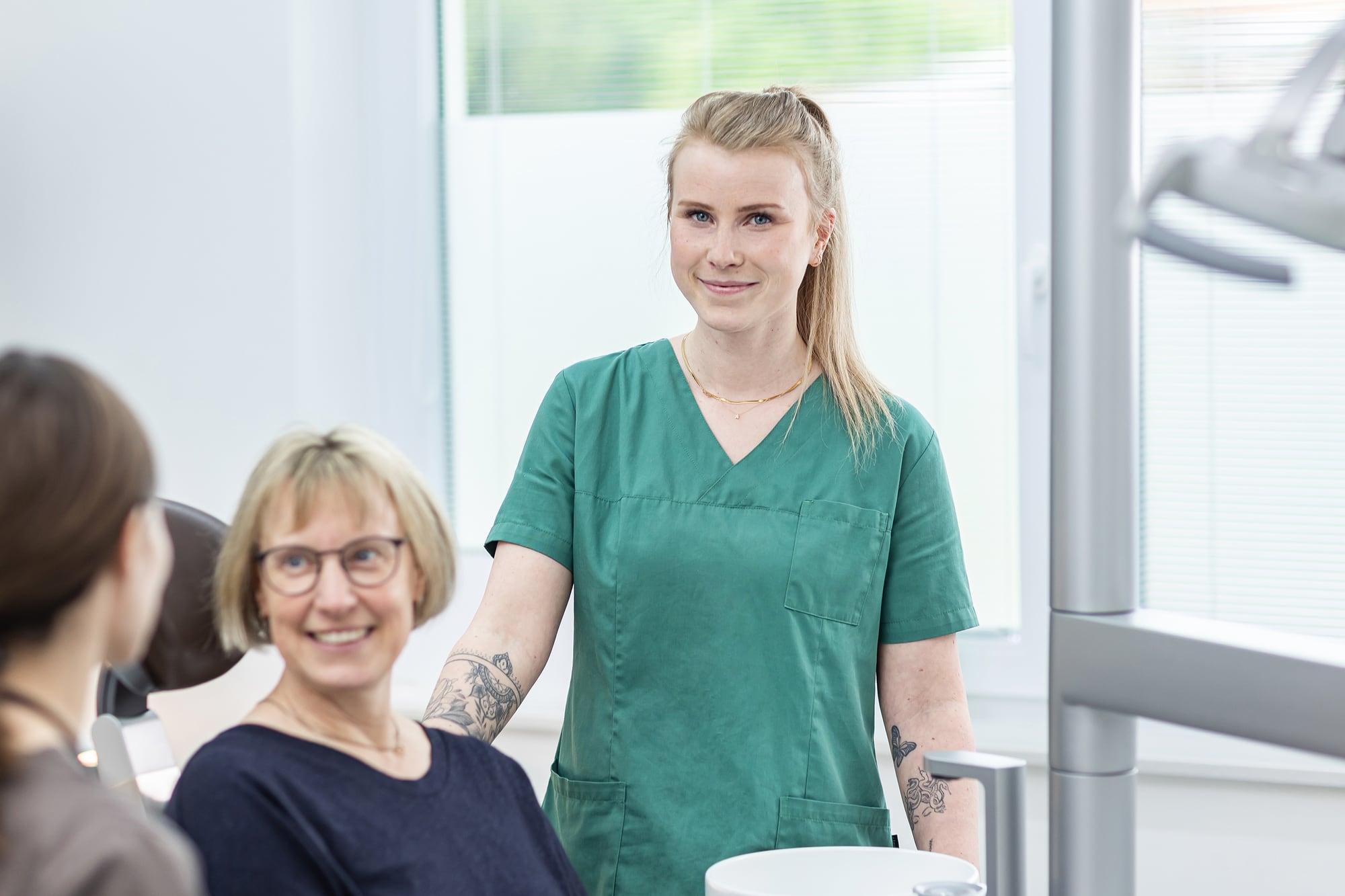 Svenja Bozkurt aus unserem Prophylaxeteam im Gespräch mit einer Patientin